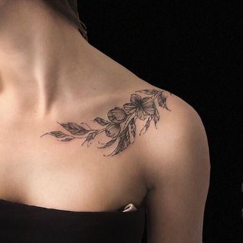 Татуировка женская графика на ключице цветы 