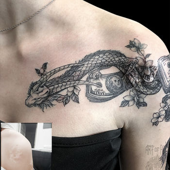 Татуировка женская графика на плече и груди дракон