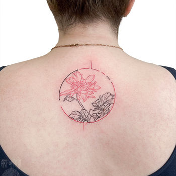 Татуировка женская графика на спине цветок