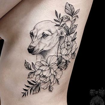 Татуировка женская графика на боку собака