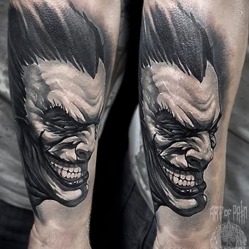 Татуировка мужская black&grey на предплечье джокер