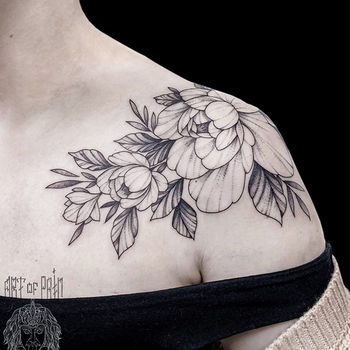 Татуировка женская графика на ключице и плече цветы