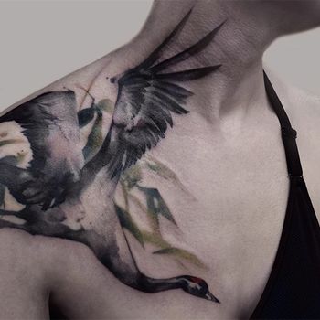 Татуировка женская акварель на ключице журавль