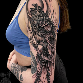 Татуировка женская графика на плече ворон