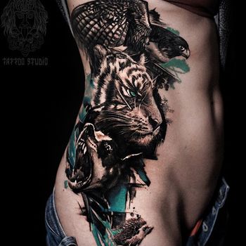 Татуировка женская треш полька и реализм на боку тигр, сокол, собака, еж
