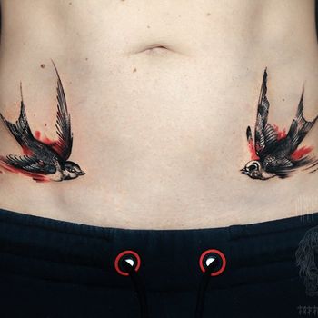 Татуировка мужская треш полька на животе ласточки