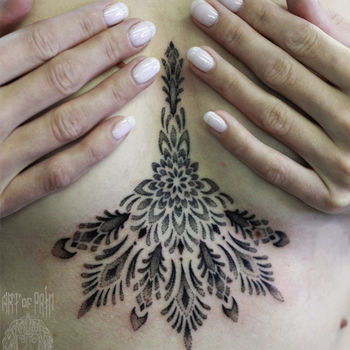 Татуировка женская графика под грудью орнамент