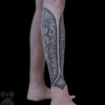 Татуировка мужская графика на голени орнамент и цветы