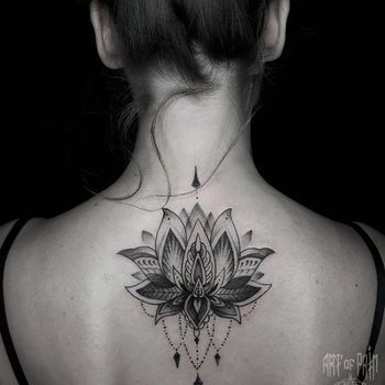 Татуировка женская дотворк на спине лотос