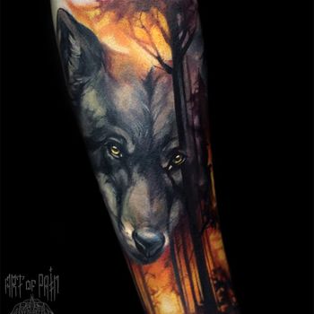 Татуировка мужская реализм на предплечье волк в лесу