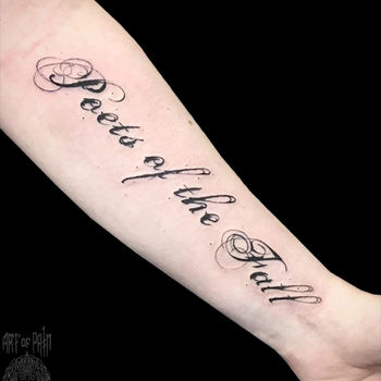 Татуировка женская каллиграфия на предплечье надпись Poets of the Fall
