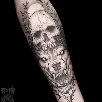 Татуировка мужская графика на руке волк и череп