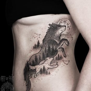 Татуировка женская графика на боку волчица и волченок