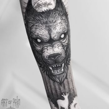 Татуировка женская графика на предплечье волк и силуэт олененка 