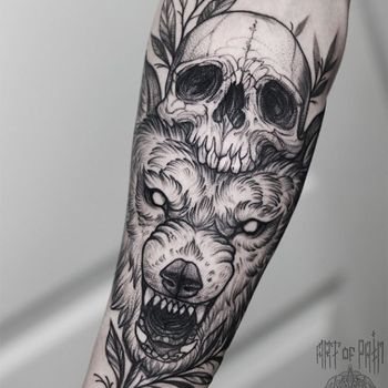 Татуировка мужская графика на предплечье волк и череп