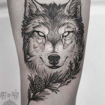 Татуировка женская графика на бедре волк