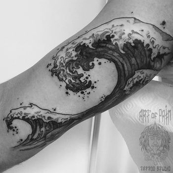 Татуировка мужская дотворк на плече волна