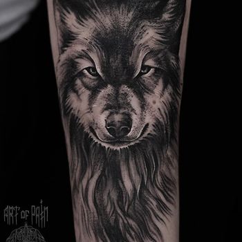 Татуировка женская графика на предплечье волк