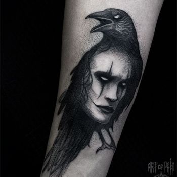 Татуировка мужская дотворк на предплечье ворон