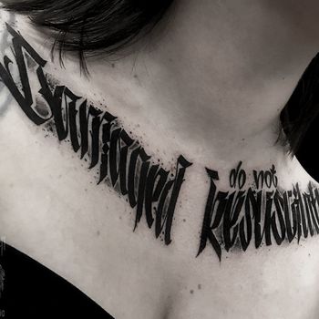 Татуировка женская каллиграфия на ключице надпись