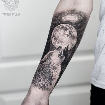 Татуировка женская графика на предплечье волк и луна