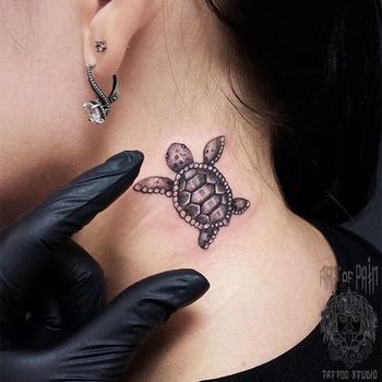 Татуировка женская графика на шее черепаха