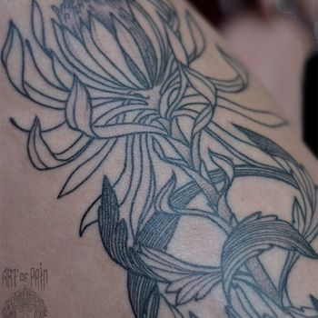 Татуировка женская графика на бедре цветок большой 