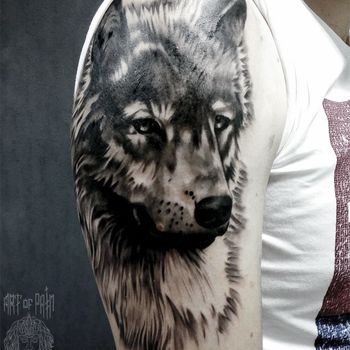 Татуировка мужская реализм на плече волк