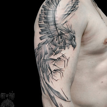 Татуировка мужская графика на плече птицы