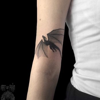 Татуировка женская графика и дотворк на руке дракон