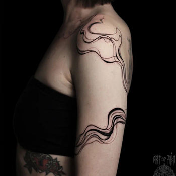 Татуировка женская графика на плече линии