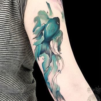 Татуировка женская акварель на руке рыбка