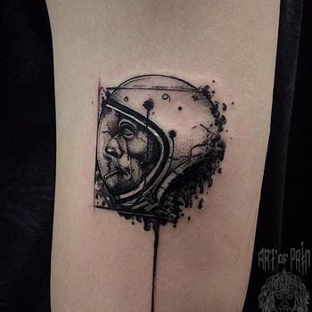 Татуировка женская графика на бедре космонавт