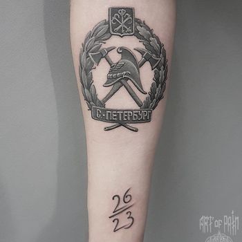 Татуировка мужская black&grey на предплечье герб