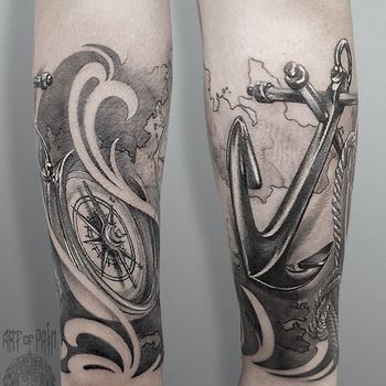 Татуировка мужская black&grey на предплечье якорь и компас