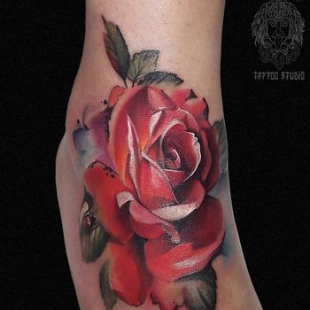 Татуировка женская реализм на щиколотке роза и божья коровка