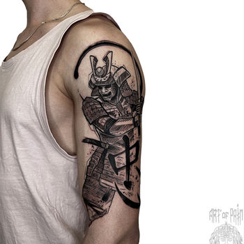 Татуировка мужская графика на плече самурай