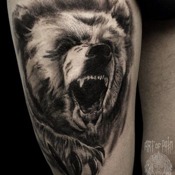 Татуировка мужская реализм на бедре медведь