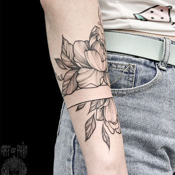 Татуировка женская графика на предплечье пион и повязка-браслет