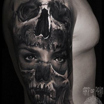 Татуировка мужская реализм на плече девушка и череп
