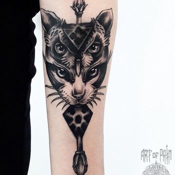 Татуировка женская графика предплечье сова/кошка