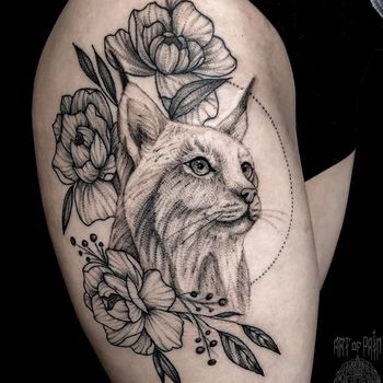 Татуировка женская графика на бедре рысь и цветы