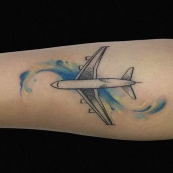Татуировка женская акварель на предплечье самолет