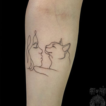 Татуировка женская графика на предплечье кот и девушка