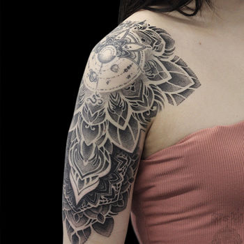 Татуировка женская орнаментал на плече рукав-мандала
