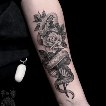 Татуировка женская графика на предплечье змея и роза