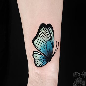 Татуировка женская нью-скул на предплечье бабочка