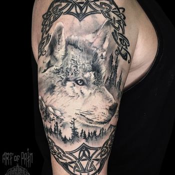 Татуировка мужская black&grey на плече волк