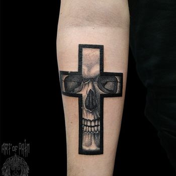 Татуировка мужская графика на предплечье череп в кресте