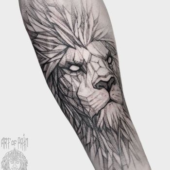 Татуировка мужская графика на предплечье лев геометрия